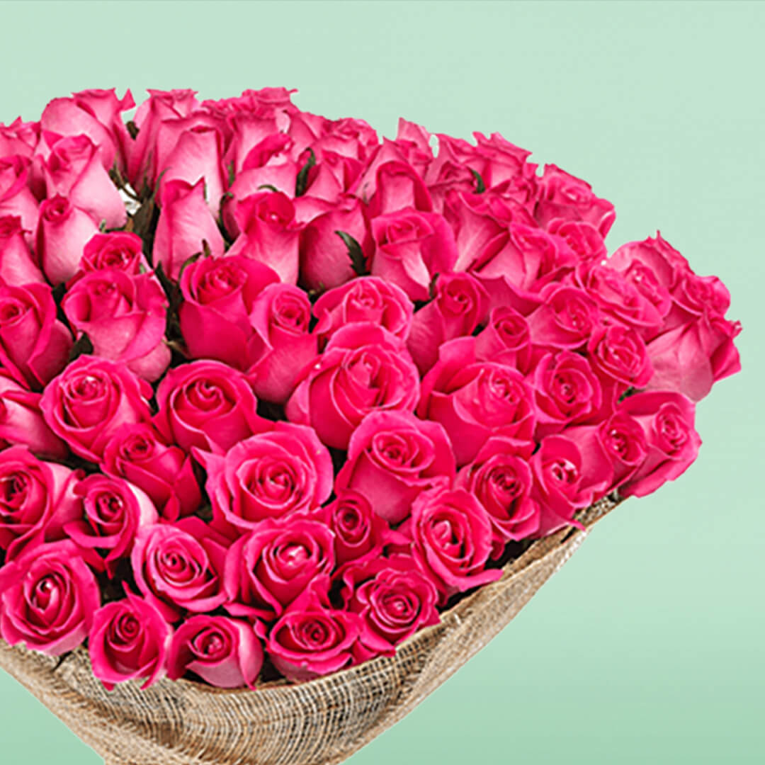 Bouquet of 50 pink roses wrapped in natural jute and tied with a pink ribbon