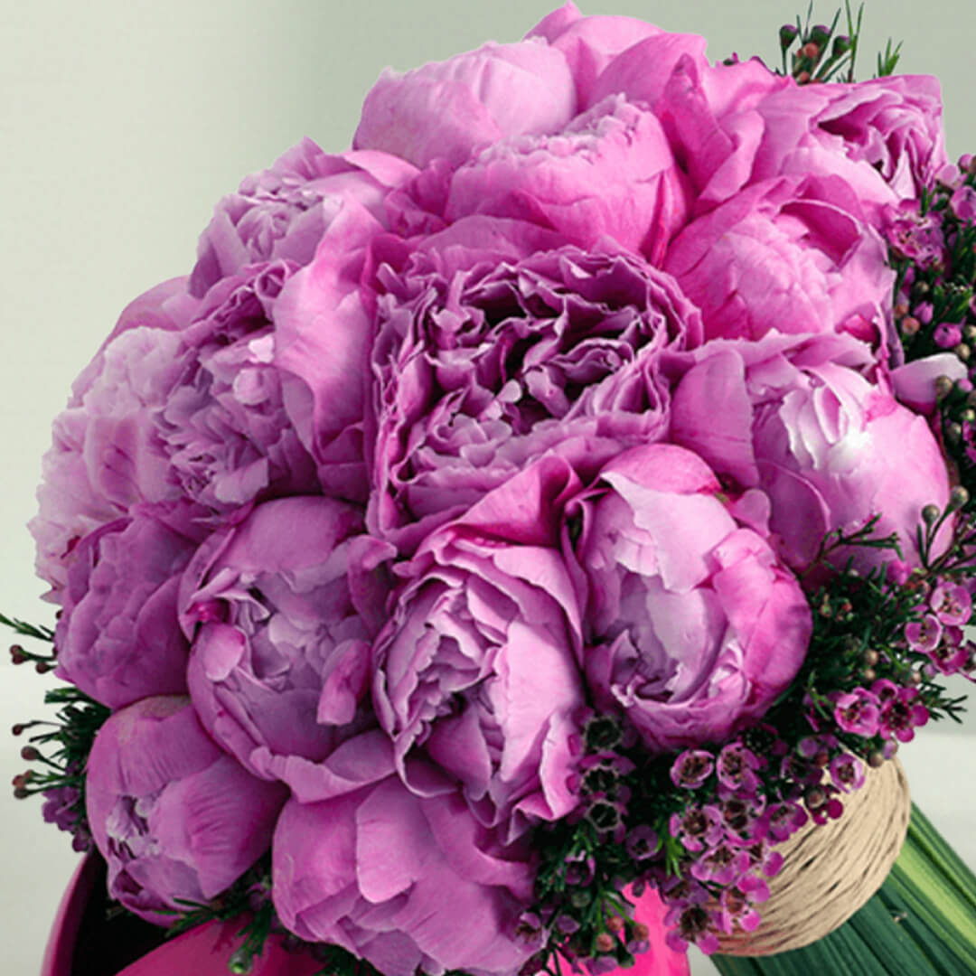 Elegant Wedding Queen flower arrangement with fresh white blooms for a sophisticated wedding celebration