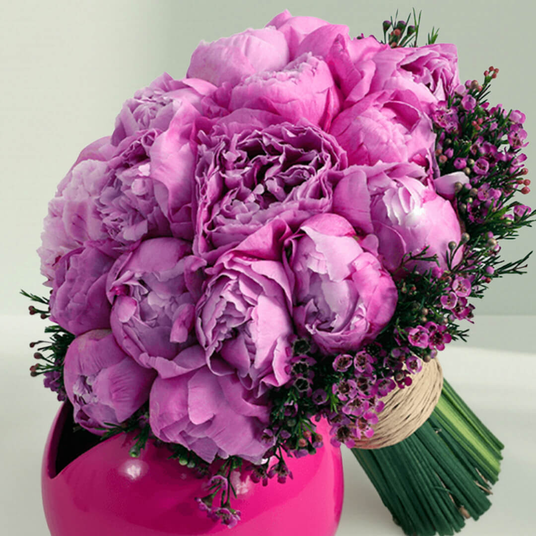 Elegant Wedding Queen flower arrangement with fresh white blooms for a sophisticated wedding celebration