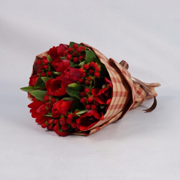 xmas bouquet with Tulips and Berries | Black Tulip Flowers Online