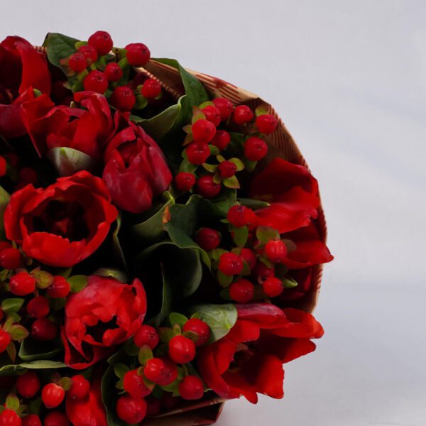 xmas bouquet with Tulips and Berries | Black Tulip Flowers Online